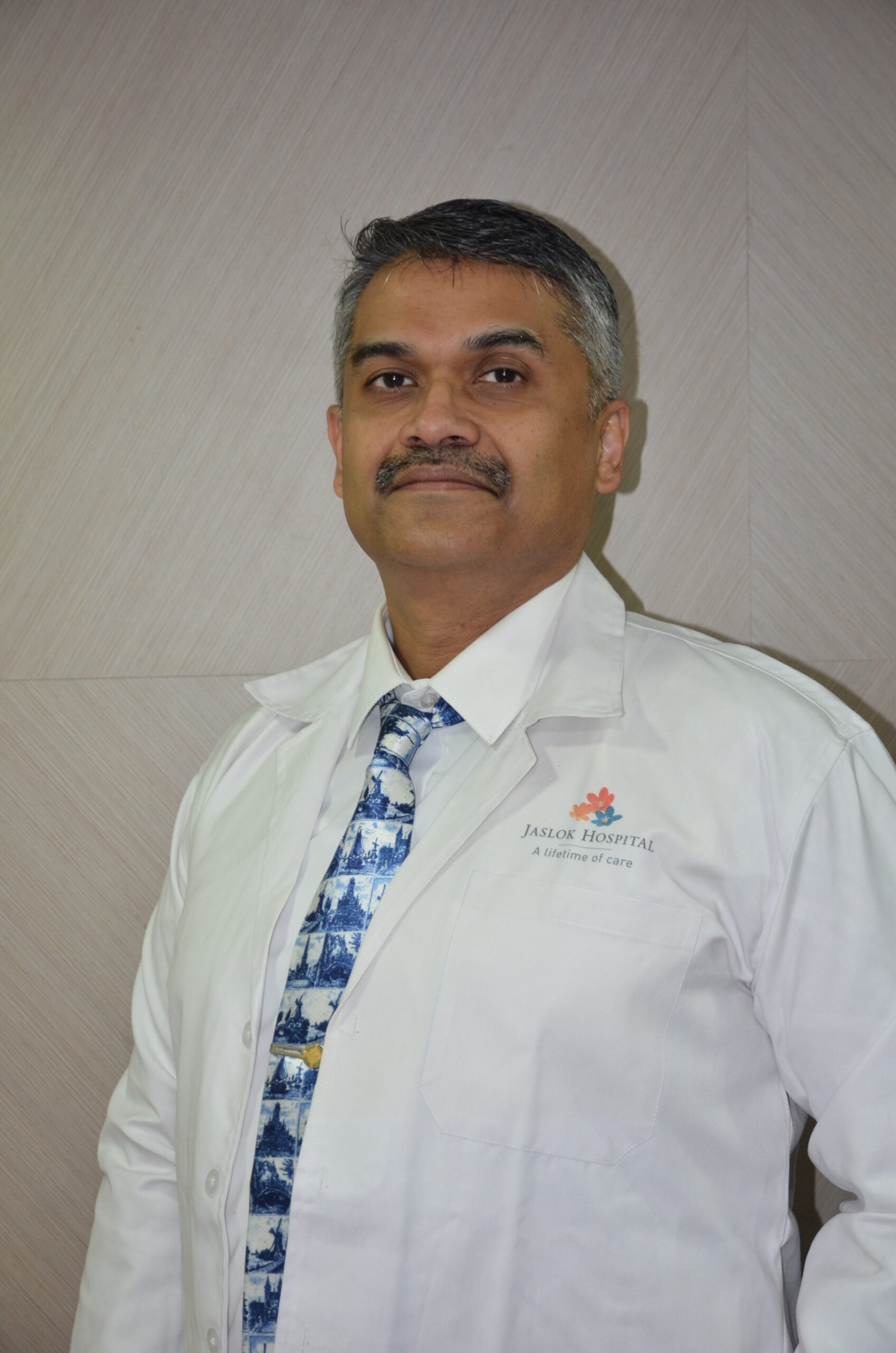 الدكتور هيمانت يتمتع بخبرة أكثر من ٢٠ عاما في جراحة القلب وزراعة القلب والرئة لدى افضل مستشفى القلب في مومباي، الهند، تشيناي، نيودلهي، كوتشي، كيرلا، بنغالور